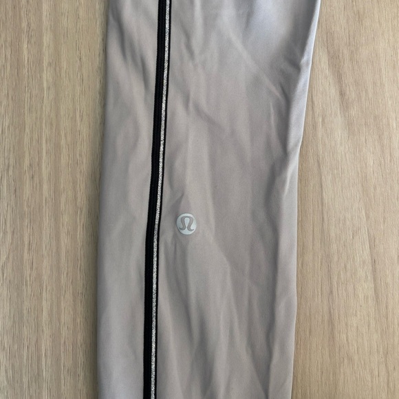 Lululemon Women's Size 4 Speed Up Reflective  Metallic Leggings Grey Pockets - Picture 9 of 13